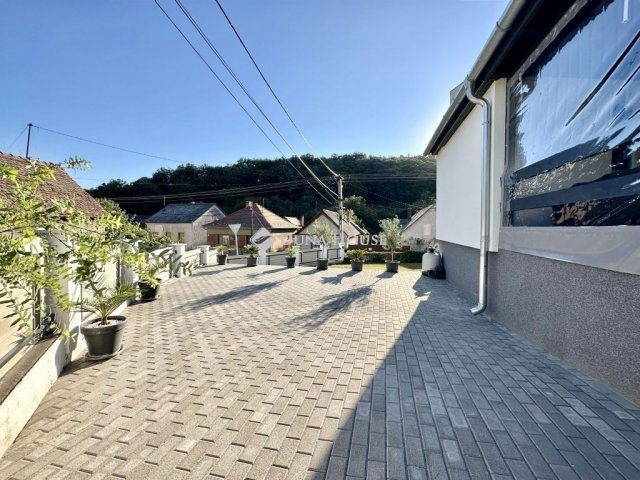 Eladó családi ház, Pécsett 115 M Ft, 4 szobás