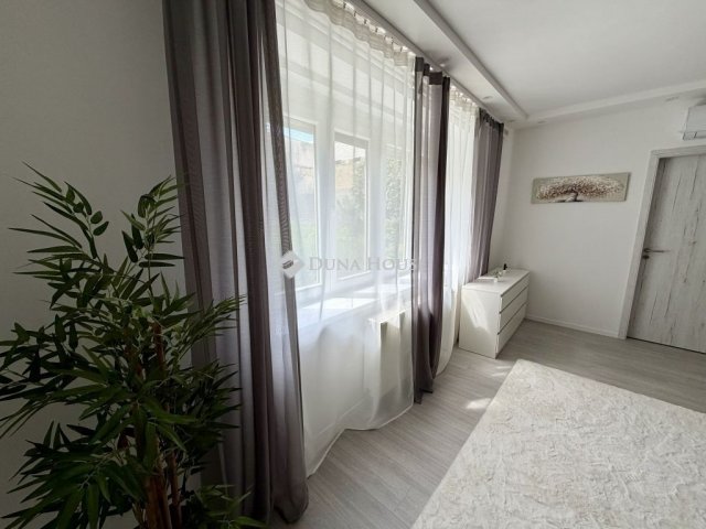 Eladó téglalakás, Pécsett 50 M Ft, 2 szobás