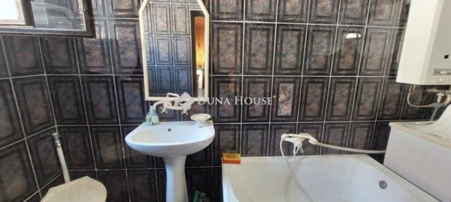 Eladó családi ház, Pécelen 65 M Ft, 4 szobás