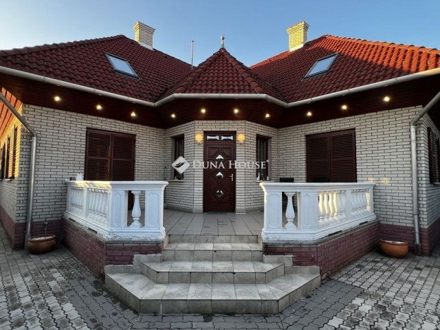 Eladó családi ház, Dunaújvárosban 119.9 M Ft, 7 szobás