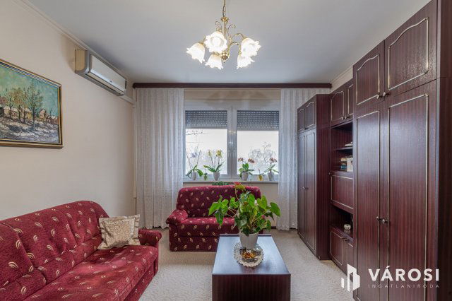 Eladó panellakás, Szegeden 69.9 M Ft, 4 szobás