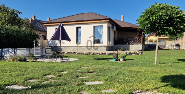 Eladó családi ház, Esztergomban 105 M Ft, 4 szobás