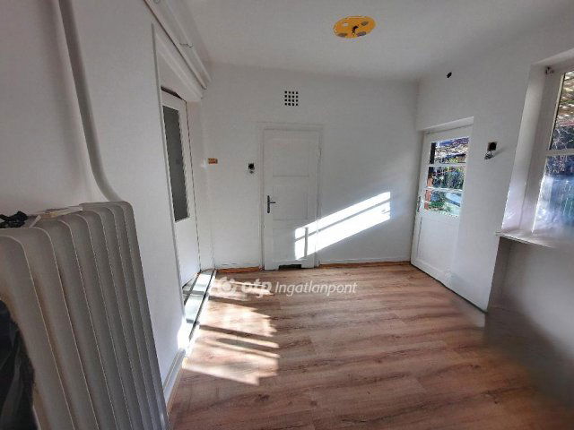 Eladó téglalakás, Kiskunfélegyházán 29.99 M Ft, 2 szobás