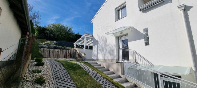 Eladó téglalakás, Hévízen 124.8 M Ft, 4 szobás