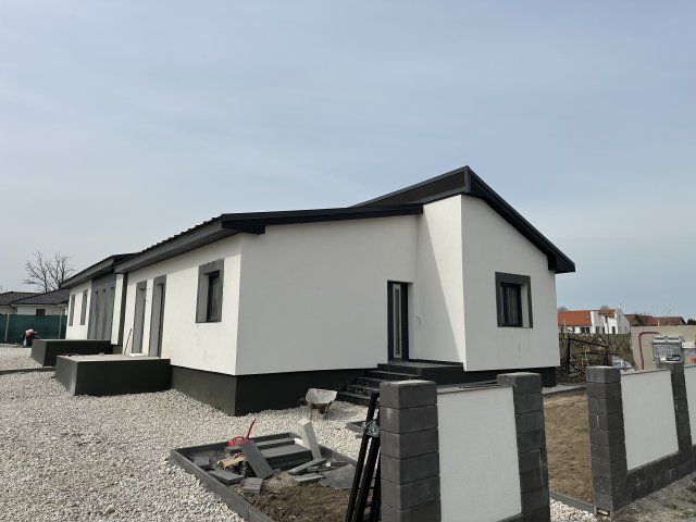 Eladó ikerház, Balatonszabadiban 79.99 M Ft, 3 szobás