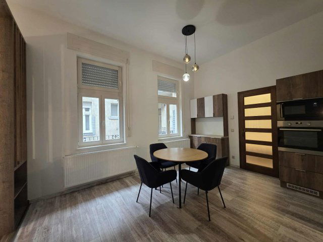 Kiadó téglalakás, albérlet, V. kerületben, Papnövelde utcában