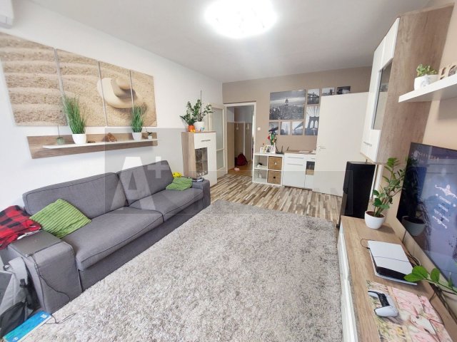 Eladó panellakás, Szegeden 68 M Ft, 4 szobás