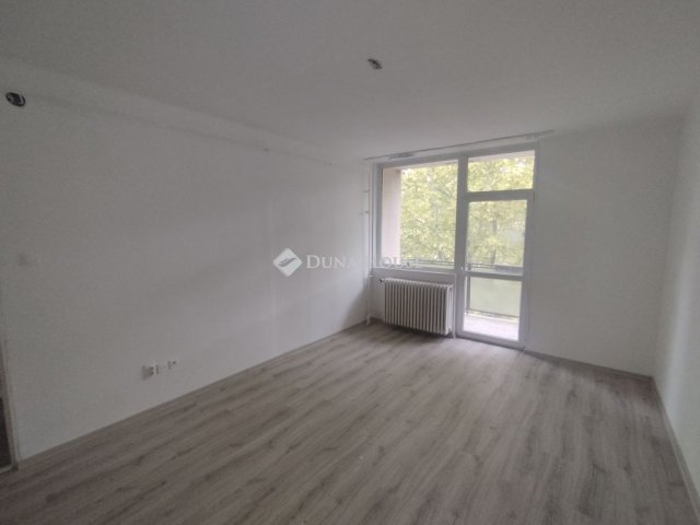 Eladó téglalakás, Tatabányán, Komáromi utcában 32.99 M Ft