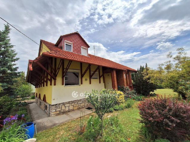 Eladó családi ház, Alsóörsön 139.7 M Ft, 5 szobás