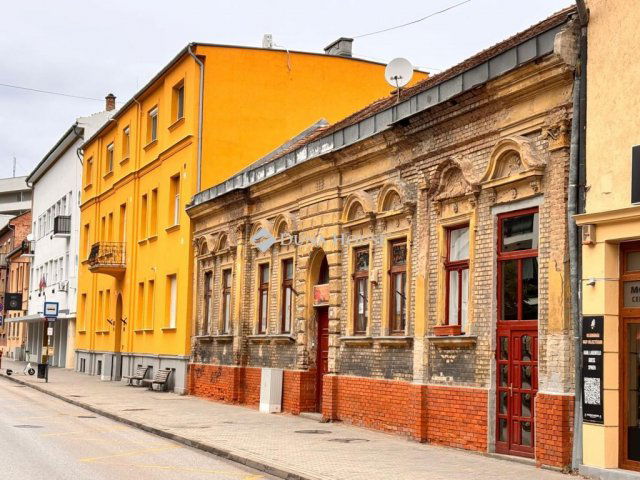 Eladó téglalakás, Székesfehérvárott, Várkörút úton