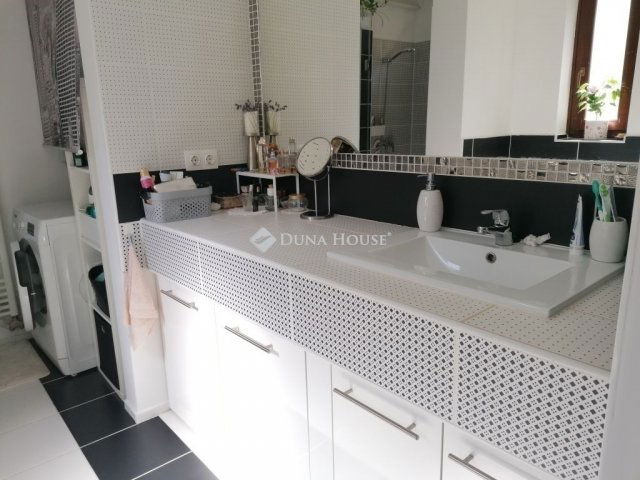 Eladó családi ház, Pécsett 94.99 M Ft, 2 szobás