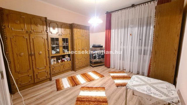 Kiadó panellakás, albérlet, Pécsett, Eszék utcában, 1 szobás