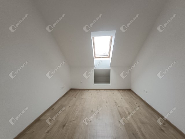 Eladó téglalakás, Sopronban 110 M Ft, 5 szobás