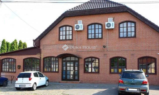 Eladó üzlethelyiség, Cegléden 159 M Ft, 1 szobás