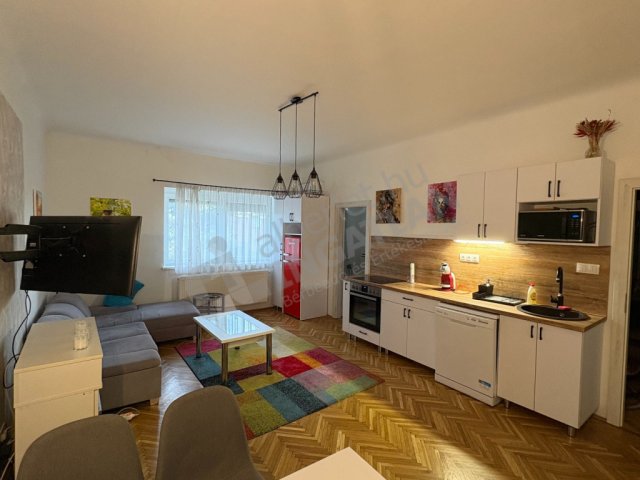 Kiadó téglalakás, albérlet, IV. kerületben, Szent László téren