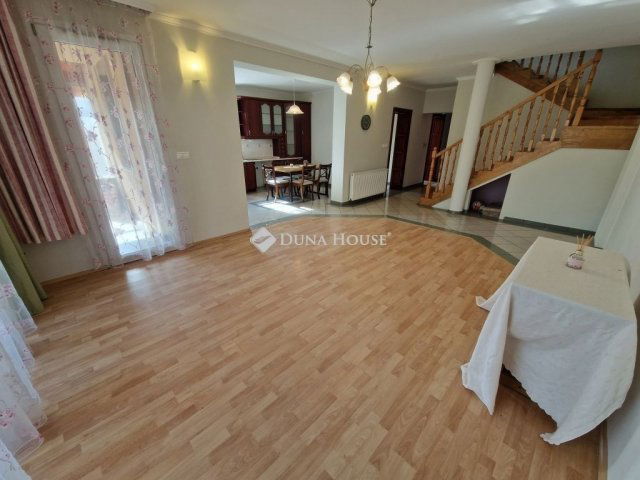 Eladó családi ház, Baján 77.9 M Ft, 6 szobás