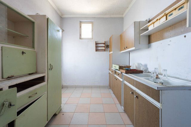 Eladó családi ház, Kemencén 29.9 M Ft, 2 szobás
