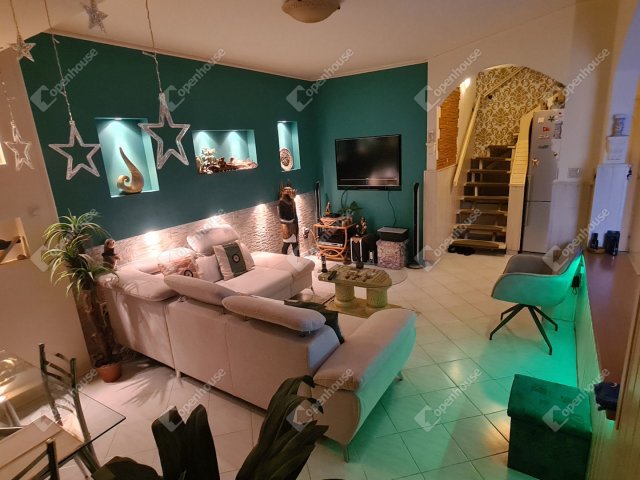 Eladó téglalakás, Szegeden 93 M Ft, 4 szobás