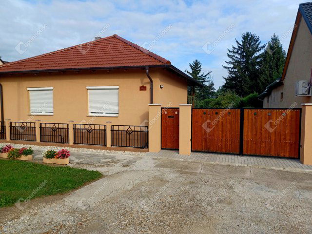 Eladó családi ház, Kapuváron 75 M Ft, 3 szobás