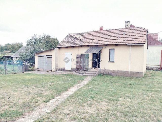 Eladó családi ház, Szákszenden 18 M Ft, 3 szobás