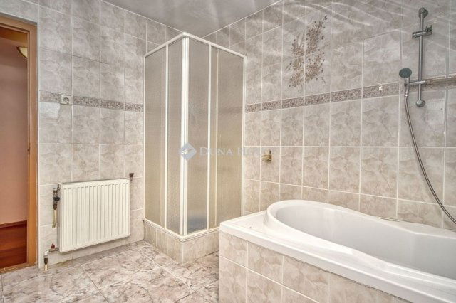 Eladó családi ház, Vecsésen 149 M Ft, 6 szobás