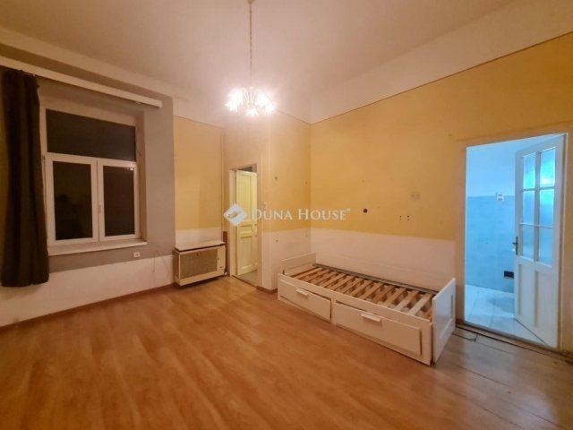 Eladó téglalakás, Budapesten, VI. kerületben 49.9 M Ft, 1 szobás