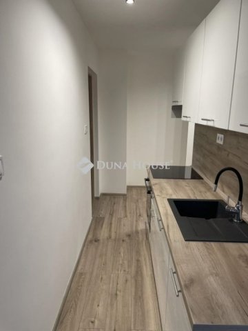Eladó panellakás, Pécsett 53.9 M Ft, 3 szobás