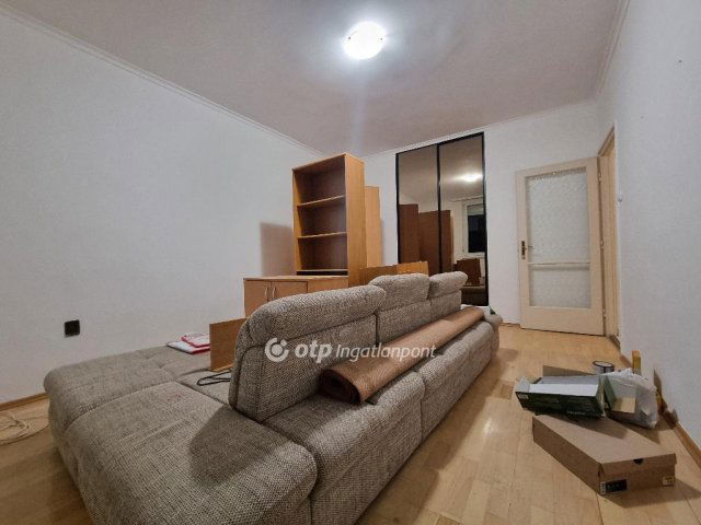 Eladó téglalakás, Pápán 33.95 M Ft, 1+1 szobás