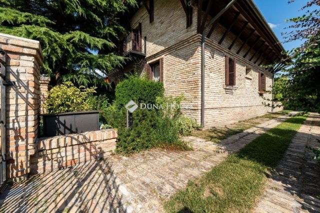 Eladó családi ház, Szigetszentmiklóson 189.9 M Ft, 5 szobás