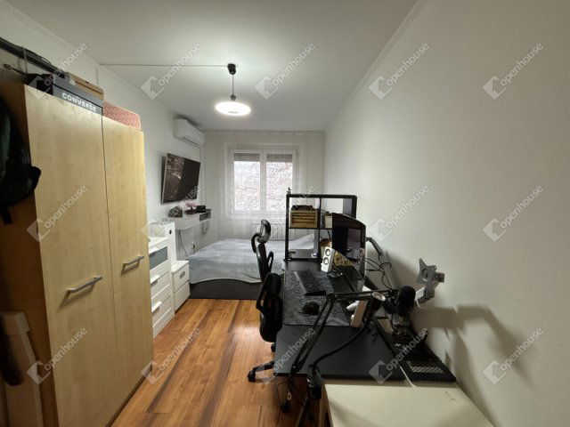 Eladó panellakás, Győrött 61.9 M Ft, 3 szobás