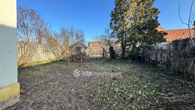 Eladó családi ház, Pápán 33.99 M Ft, 2 szobás