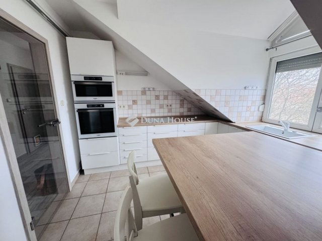 Eladó téglalakás, Pécsett 74.5 M Ft, 3 szobás