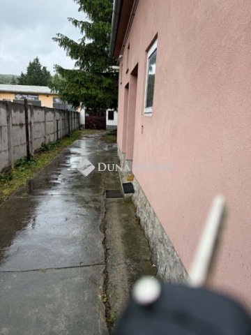 Eladó családi ház, Esztergomban, Dobogókői úton 80 M Ft