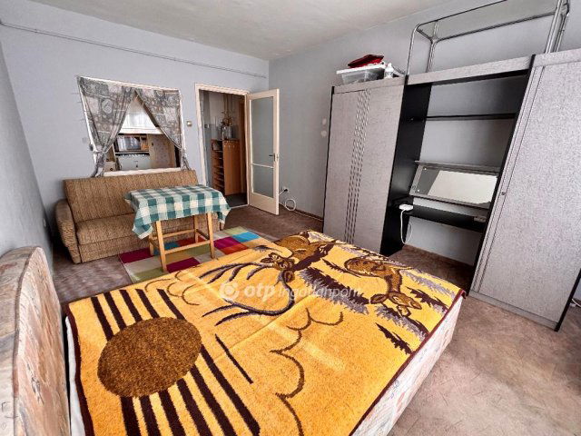 Eladó téglalakás, Szolnokon 21.5 M Ft, 1 szobás