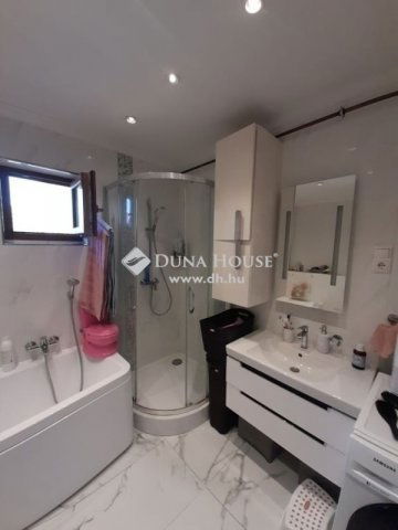 Eladó családi ház, Mogyoródon 220 M Ft, 6 szobás