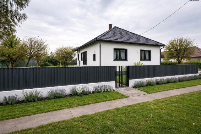 Eladó családi ház, Komádiban 8.9 M Ft, 2 szobás