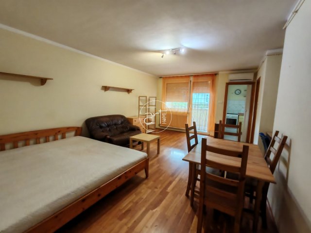 Kiadó téglalakás, albérlet, Szegeden, Móra utcában, 1 szobás