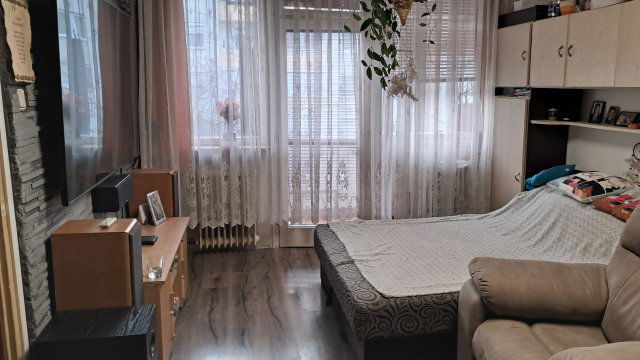 Eladó panellakás, Szolnokon 27.5 M Ft, 2 szobás