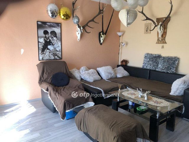 Eladó panellakás, Ajkán 40.55 M Ft, 2 szobás