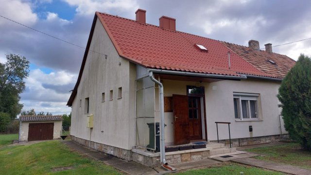 Eladó ikerház, Kápolnásnyéken 74.9 M Ft, 2 szobás