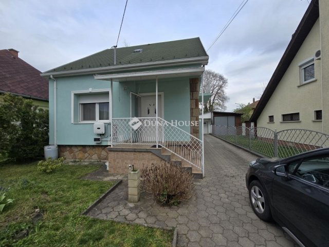 Eladó családi ház, Pécelen 89.9 M Ft, 3 szobás