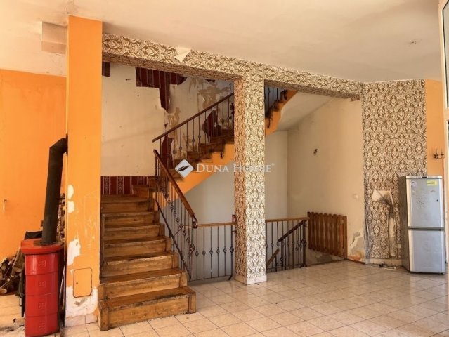 Eladó családi ház, Pécsett 89.9 M Ft, 6 szobás