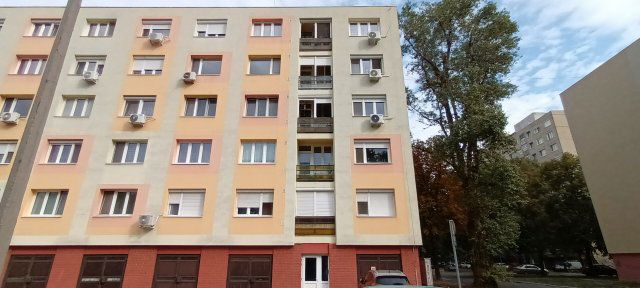 Eladó panellakás, Szegeden 46.9 M Ft, 2 szobás
