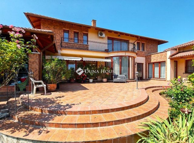 Eladó családi ház, Békéscsabán 200 M Ft, 9 szobás