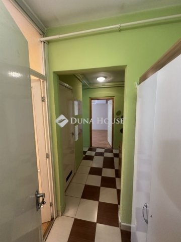 Eladó panellakás, Pécsett 37.9 M Ft, 2 szobás