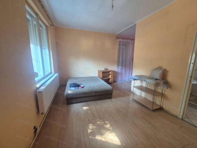 Eladó téglalakás, Oroszlányban 27 M Ft, 2+1 szobás