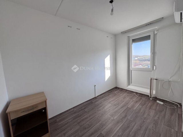 Eladó téglalakás, Komlón, Hegyhát utcában 19.5 M Ft, 2 szobás