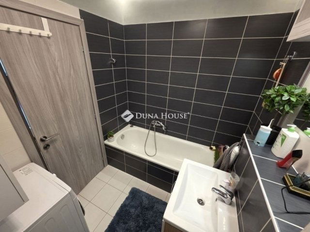 Eladó téglalakás, Budapesten, III. kerületben 139 M Ft, 3 szobás