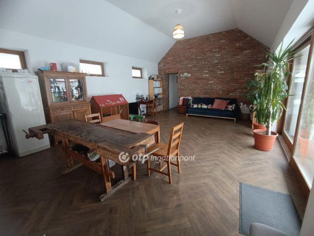 Eladó családi ház, Sukorón 104.9 M Ft, 3+1 szobás