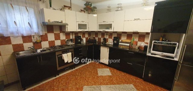 Eladó családi ház, Veszprémben 61.9 M Ft, 2+2 szobás